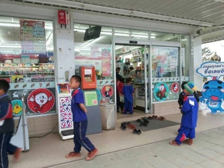 Curi perhatian potret anak lepas sepatu di mini market bikin netizen kagum