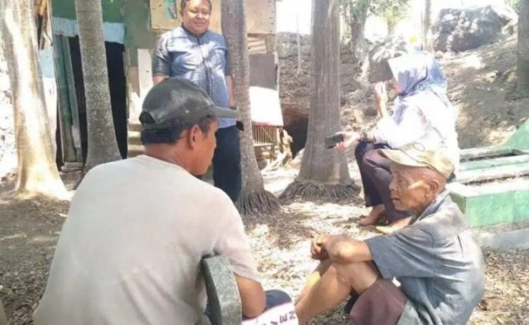 Kisah haru Mbah Mojo tinggal di kuburan selama 30 tahun dan hidup sebatang kara