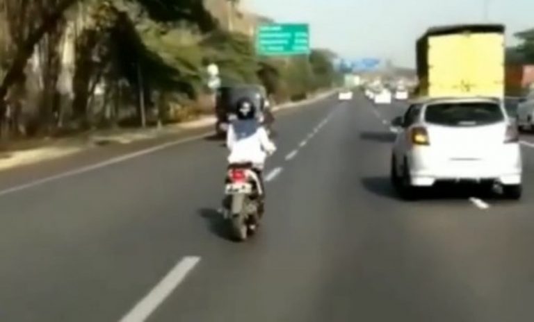 Netizen dibuat tergelitik usai viralnya video emak emak bermotor dijalan tol