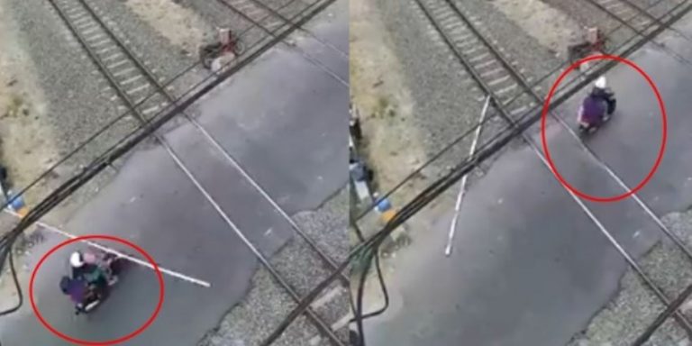 The power of emak emak nekat tabrak pintu lintasan kereta api hingga lepas meski sudah terdengar sirine