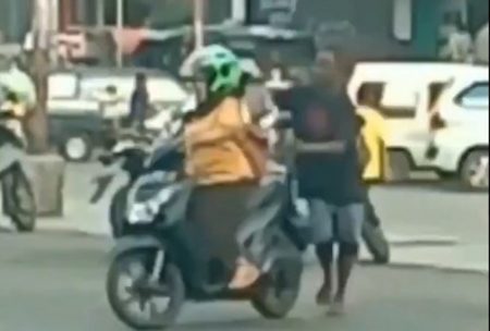 Video copet bermodus tukang parkir merogoh isi tas pemotor wanita viral di media sosial