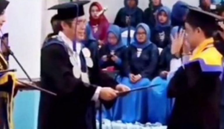Viral aksi kocak wisudawan di Surabaya lakukan gerakan entah apa yang merasukimu depan dekan