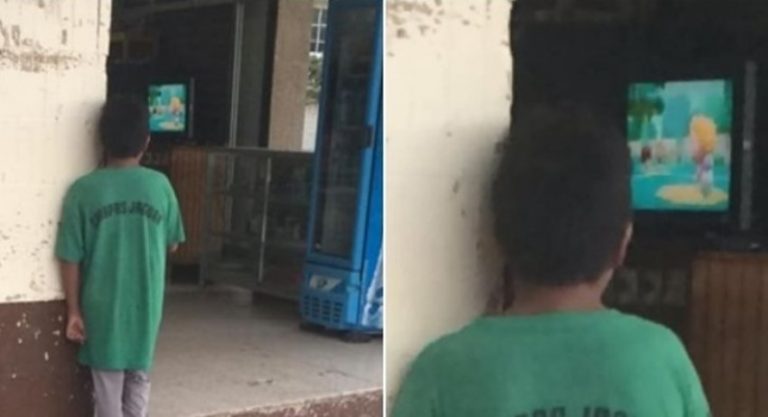 Bikin terenyuh potret anak kecil numpang nonton kartun di luar rumah tetangga viral