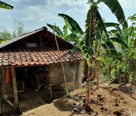 Diancam rentenir dilaporkan ke polisi, buruh pabrik sepatu ini terpaksa tinggal di saung kebun