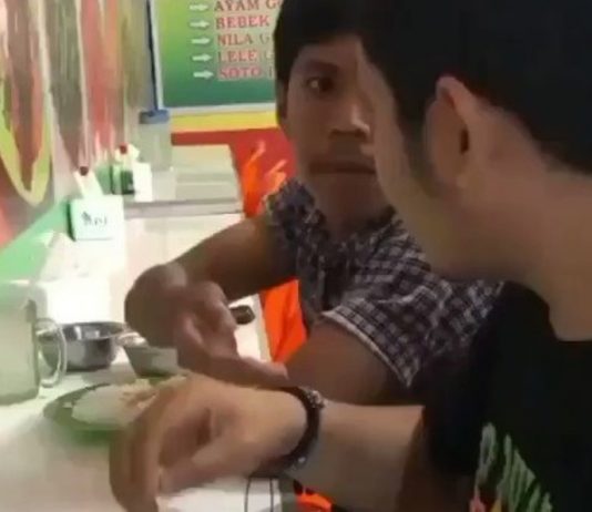 Halu tingkat dewa, video remaja lakukan hal kocak di rumah makan ini bikin ngakak