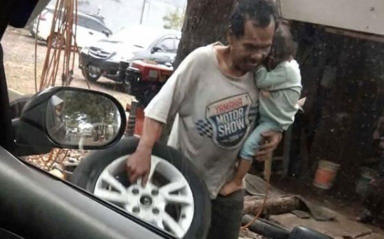 Istri meninggal 3 bulan lalu bapak tukang tambal ban ini gendong anak sembari bekerja