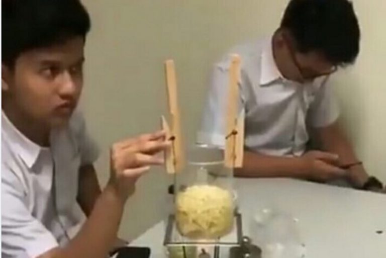 Lakukan hal nyeleneh saat praktik kimia aksi murid SMA ini bikin geleng geleng