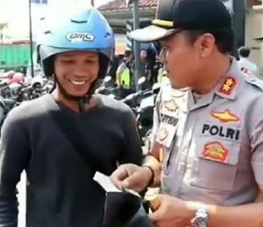 Lakukan razia dompet pengendara motor, polisi ini berikan bonus ke pria berhelm biru