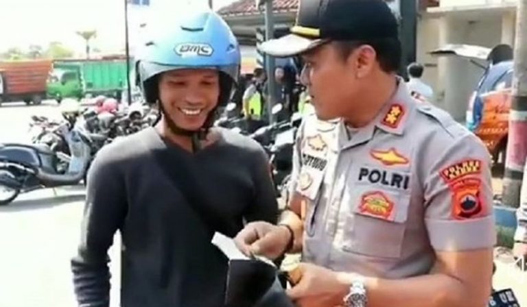 Lakukan razia dompet pengendara motor polisi ini berikan bonus ke pria berhelm biru