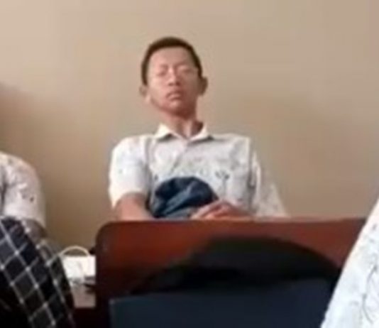 Ngelamun sembari santai di dalam kelas, siswa ini malah terjatuh dari kursi