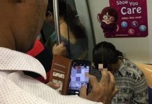 Pura-pura bermain HP, ternyata cowok ini diam-diam foto bagian dada cewek di dalam MRT