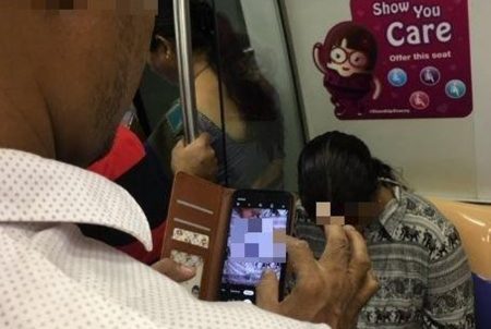 Pura pura bermain HP ternyata cowok ini diam diam foto bagian dada cewek di dalam MRT