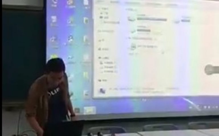 Salah buka folder saat persentasi mahasiswa ini justru putar video yang bikin malu