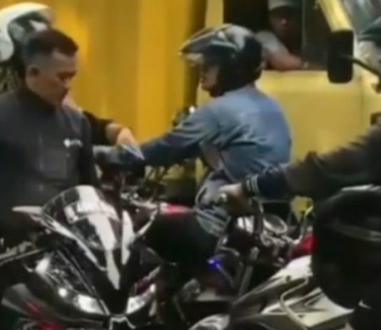 Tak terima saat ditegur, pengendara motor lawan arus ini malah ribut dengan pengendara lain