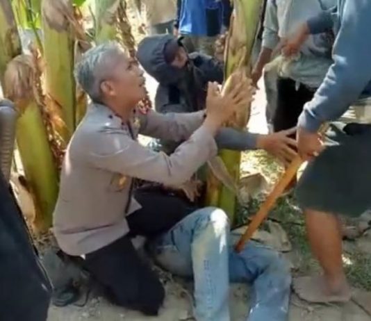 Viral video aksi heroik seorang polisi rela bersimpuh demi pekerja tambang yang di aniaya massa