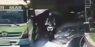 Viral video detik-detik pengendara motor tersenggol truk trailer hingga masuk got