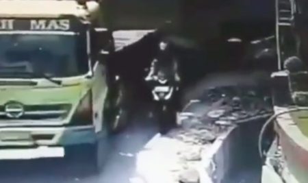 Viral video detik detik pengendara motor tersenggol truk trailer hingga masuk got