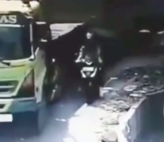 Viral video detik-detik pengendara motor tersenggol truk trailer hingga masuk got