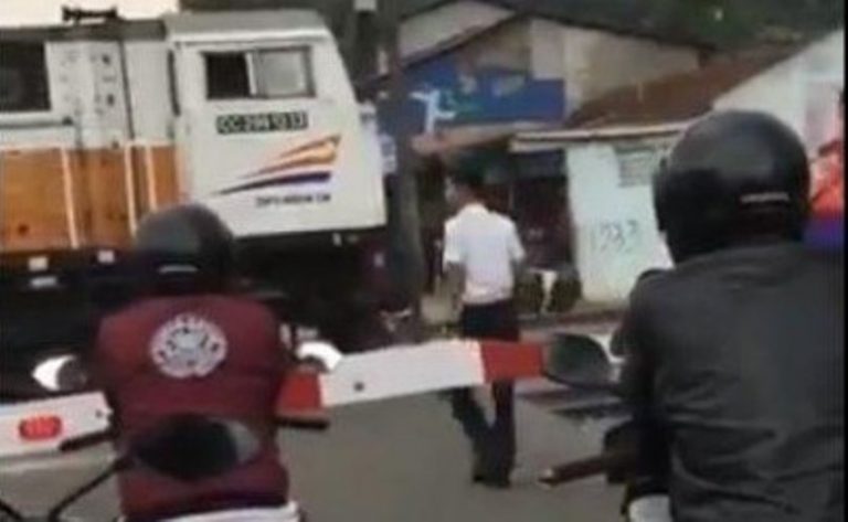 Viral video kereta api berhenti di perlintasan dan diduga masinis malah jajan PT KAI beri klarifikasi