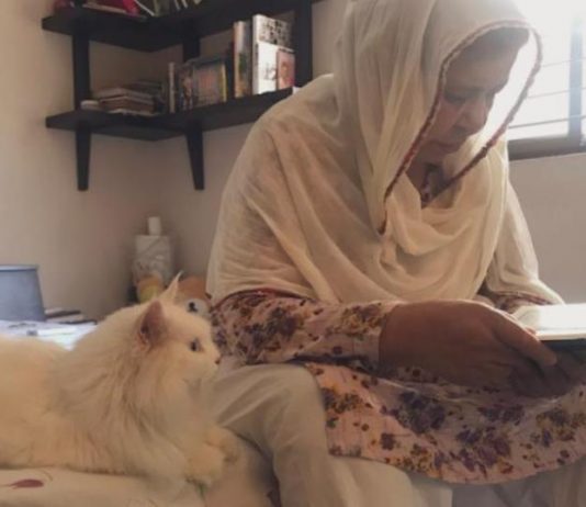 Bak menghayati, kucing putih ini dengarkan pemiliknya baca Alquran