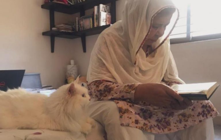Bak menghayati kucing putih ini dengarkan pemiliknya baca Alquran