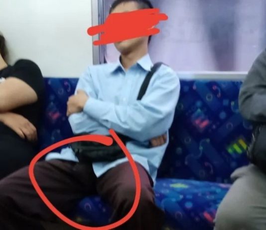 Diduga puaskan hasrat seksualnya di KRL, selangkangan pria ini terlihat basah