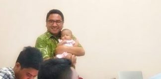 Menyentuh! Dosen ini izinkan mahasiswi bawa bayi masu ke dalam kelas