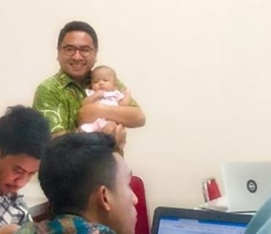 Menyentuh! Dosen ini izinkan mahasiswi bawa bayi masu ke dalam kelas