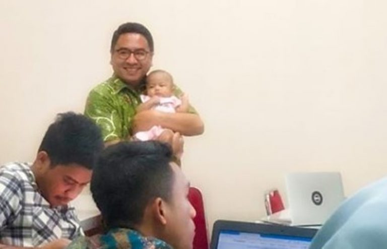 Menyentuh Dosen ini izinkan mahasiswi bawa bayi masu ke dalam kelas