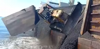 Viral video detik-detik tongkang jebol, batu bara dan buldozer tumpah ke tengah laut