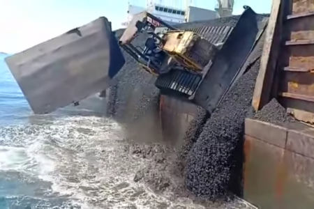 Viral video detik detik tongkang jebol batu bara dan buldozer tumpah ke tengah laut