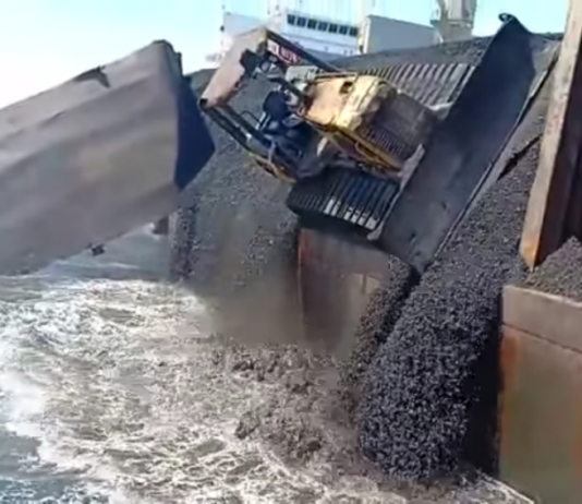 Viral video detik-detik tongkang jebol, batu bara dan buldozer tumpah ke tengah laut