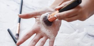 Cara membersihkan kuas make up dengan mudah tanpa ribet!