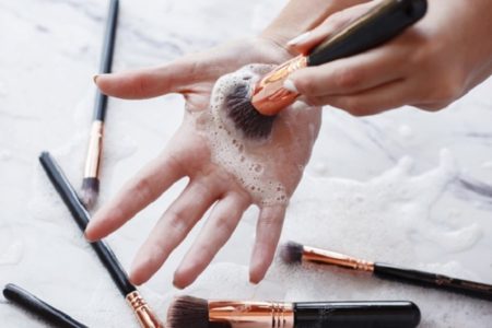 Cara membersihkan kuas make up dengan mudah tanpa ribet