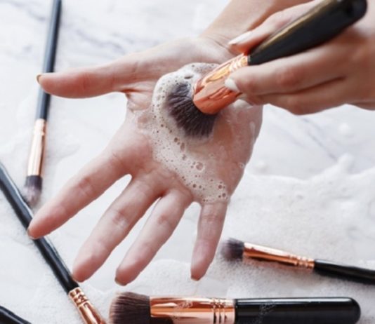 Cara membersihkan kuas make up dengan mudah tanpa ribet!