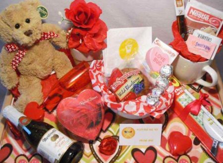 Tips memberi hadiah untuk pasangan di hari valentine