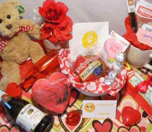 Tips memberi hadiah untuk pasangan di hari valentine